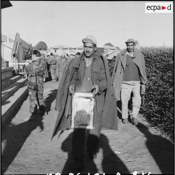 La corvée de soupe au camp de prisonniers égyptiens à Port-Fouad.