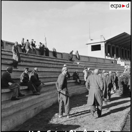 Les prisonniers égyptiens au repos dans le camp de Port-Fouad, situé dans le stade de la ville.