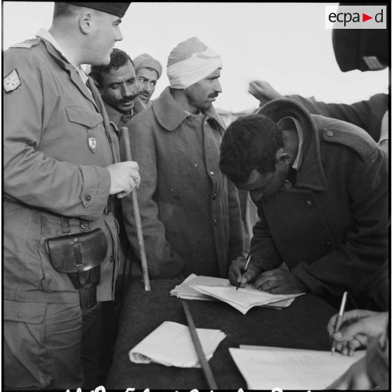 La perception de la solde au camp de prisonniers égyptiens à Port-Fouad.