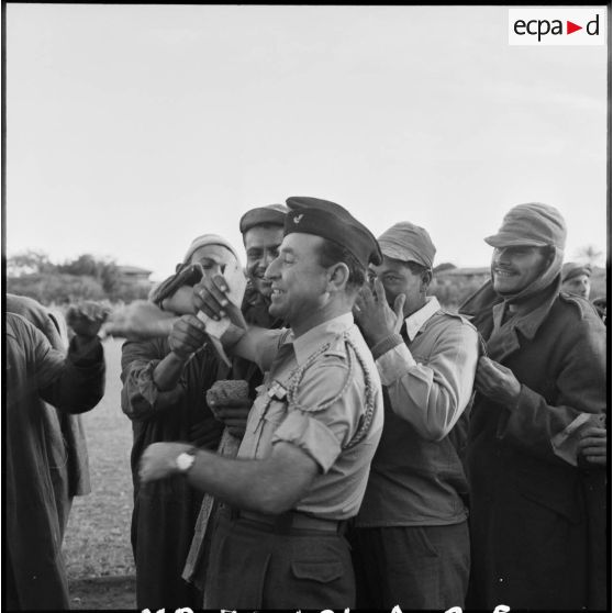 La distribution de cigarettes au camp de prisonniers égyptiens à Port-Fouad.