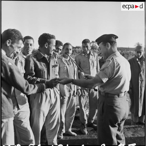 La distribution de cigarettes au camp de prisonniers égyptiens à Port-Fouad.