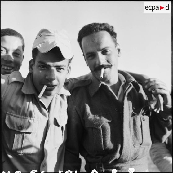 Les prisonniers égyptiens du camp de Port-Fouad, après la distribution de cigarettes.