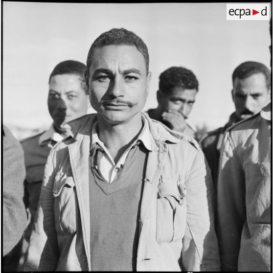 Les prisonniers égyptiens du camp de Port-Fouad, après la distribution de cigarettes.
