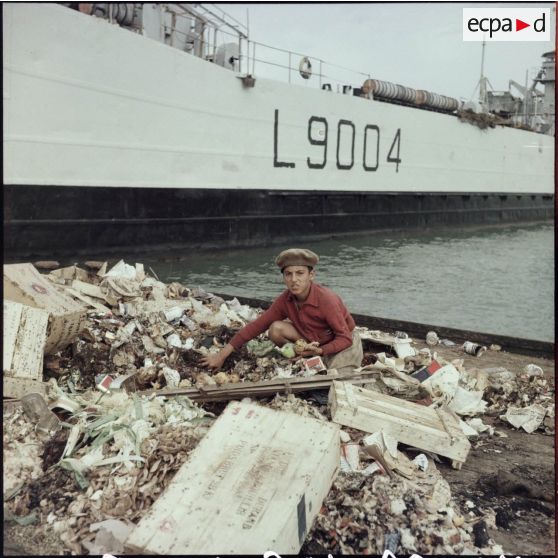 Un jeune Egyptien cherche fortune dans les ordures (légende d'origine) à Port-Saïd.