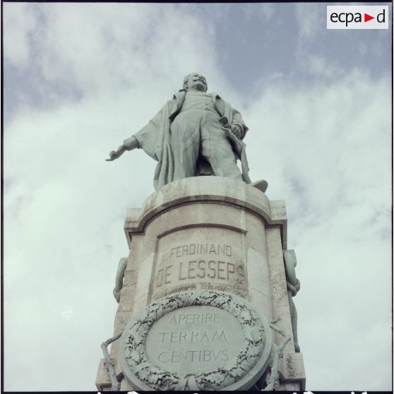 La statue de Ferdinand de Lesseps à l'entrée du canal de Suez.