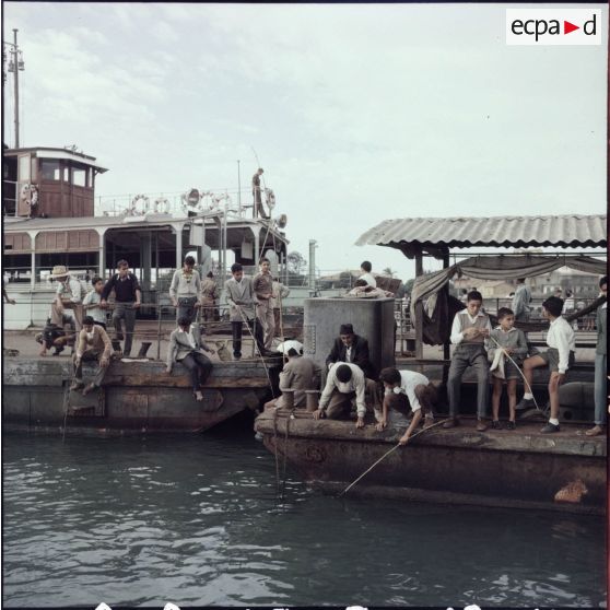 De jeunes Egyptiens pêchent en bordure du canal de Suez à Port-Saïd.
