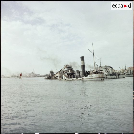 Le Péluse sabordé par les autorités égyptiennes à l'entrée du canal de Suez à Port-Saïd.