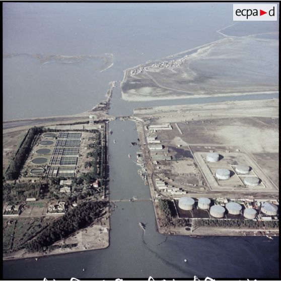 L'usine d'épuration des eaux et le dépôt de carburant Shell au sud de Port-Saïd.