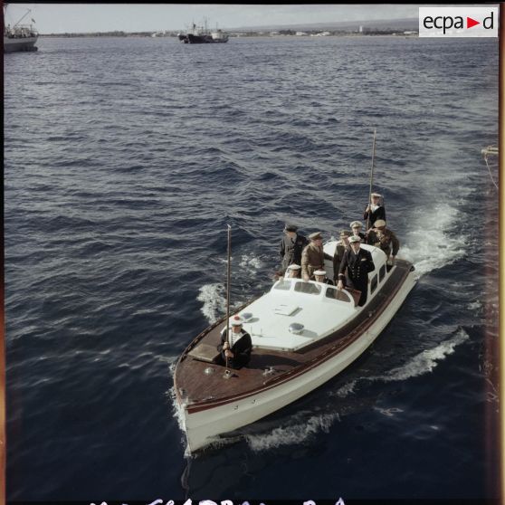 Une vedette du Georges Leygues amène le vice-amiral d'escadre Barjot et le général britannique Keightley à bord du croiseur, au large de Limassol.