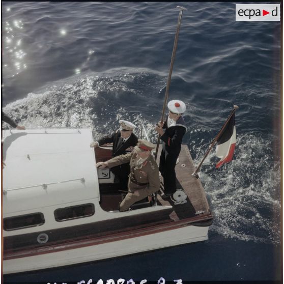 Le vice-amiral d'escadre Barjot et le général britannique Keightley à bord d'une vedette du croiseur Georges Leygues, au large de Limassol.