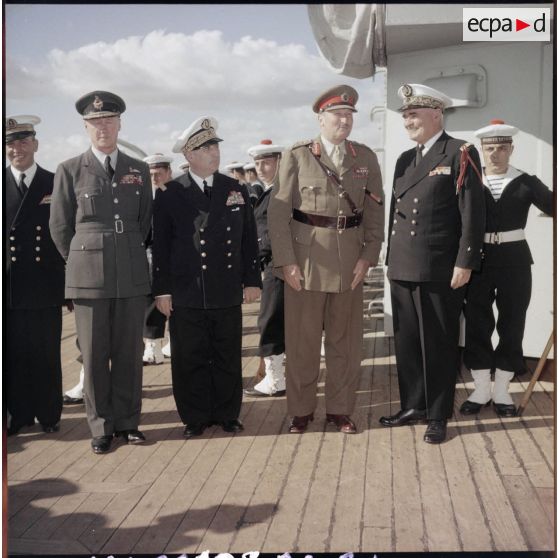 L'Air Marshal Barnett, le vice-amiral d'escadre Barjot, le général Sir Charles Keightley et le contre-amiral Lancelot à bord du croiseur Georges Leygues en rade de Limassol.