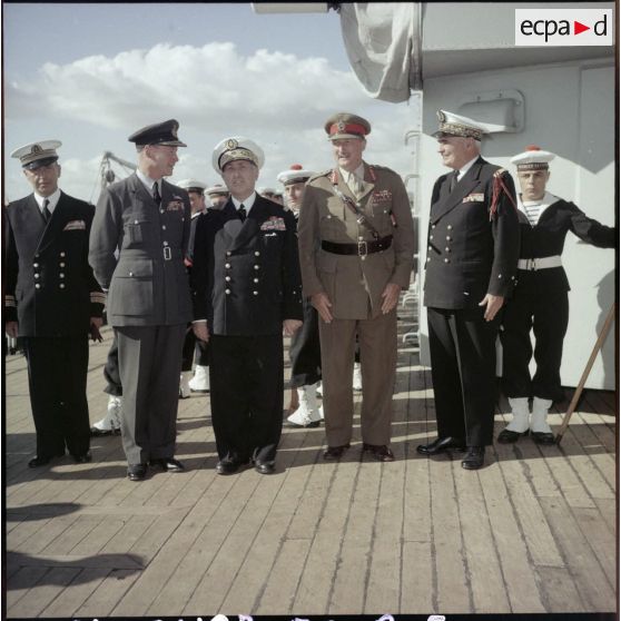 L'Air Marshal Barnett, le vice-amiral d'escadre Barjot, le général Sir Charles Keightley et le contre-amiral Lancelot à bord du croiseur Georges Leygues en rade de Limassol.
