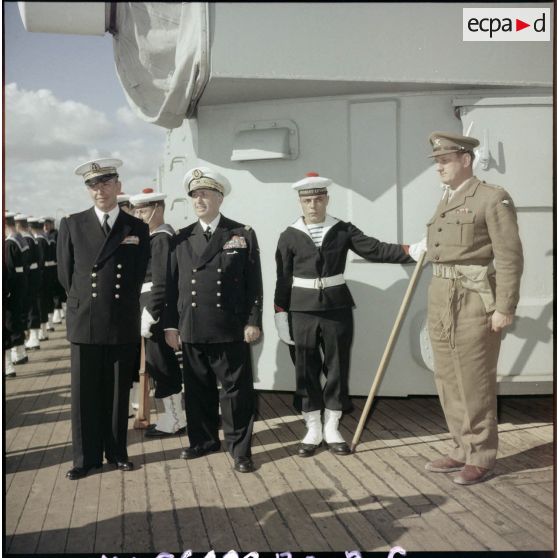 Le vice-amiral d'escadre Barjot à bord du croiseur Georges Leygues en rade de Limassol.