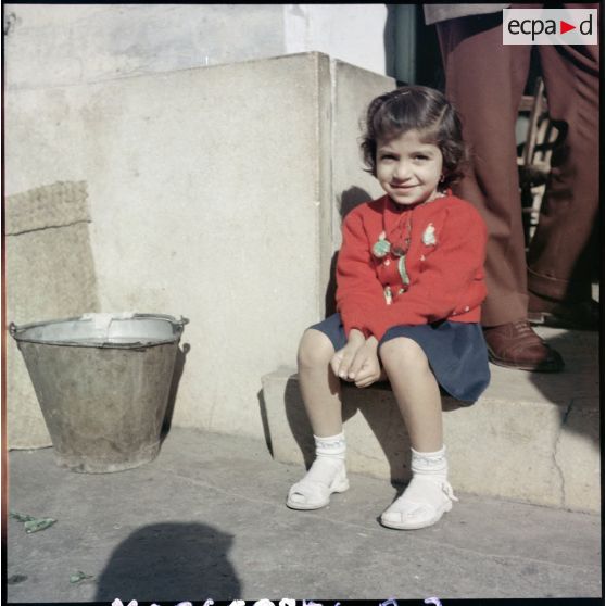 Une petite chypriote dans une rue de Limassol.