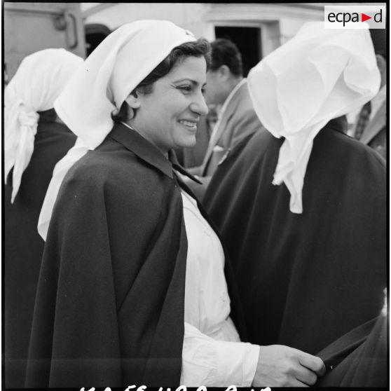 L'arrivée des infirmières du Croissant-Rouge égyptien à Port-Saïd.