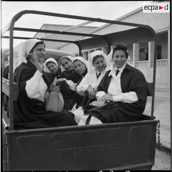 L'arrivée des infirmières du Croissant-Rouge égyptien à Port-Saïd.