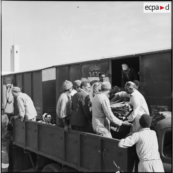L'arrivée d'un train du Croissant-Rouge égyptien à Port-Saïd.
