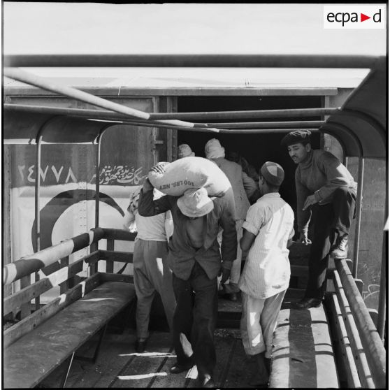 L'arrivée d'un train du Croissant-Rouge égyptien à Port-Saïd.