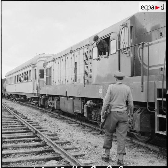 L'arrivée d'un train du Croissant-Rouge égyptien à Port-Saïd.