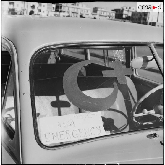 Détail d'un véhicule du Croissant-Rouge égyptien à Port-Saïd.