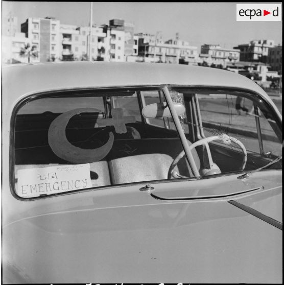 Détail d'un véhicule du Croissant-Rouge égyptien à Port-Saïd.