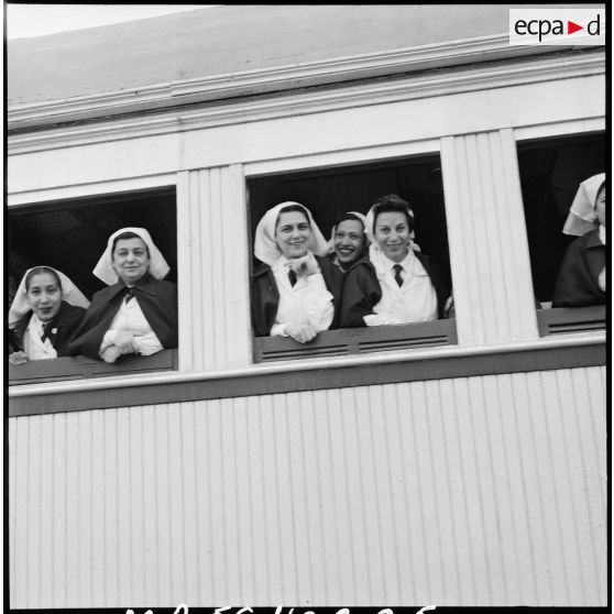 L'arrivée d'un train du Croissant-Rouge égyptien à Port-Saïd.