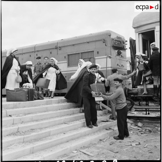 L'arrivée des infirmières du Croissant-Rouge égyptien à Port-Saïd.
