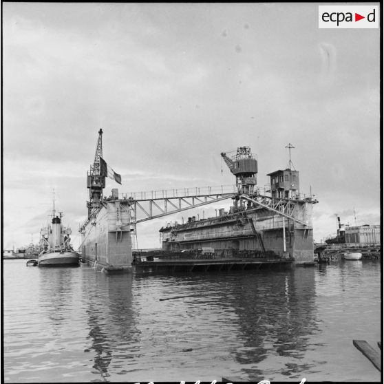 Un dock flottant renfloué par la Marine nationale à l'entrée du canal de Suez.