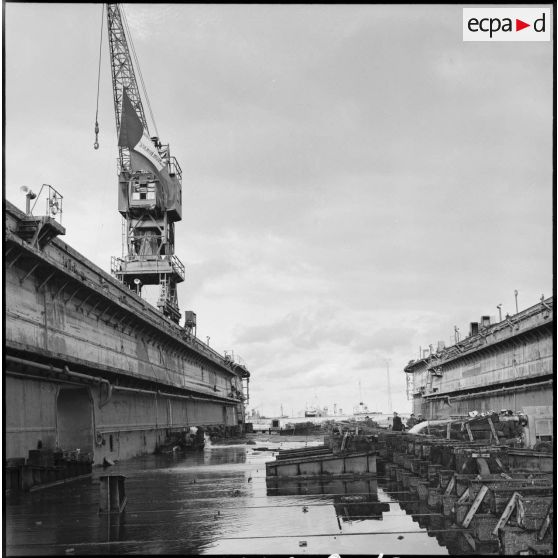 Le renflouage d'un dock flottant par la Marine nationale à l'entrée du canal de Suez.