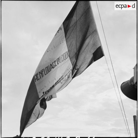 Le renflouage d'un dock flottant par la Marine nationale à l'entrée du canal de Suez.