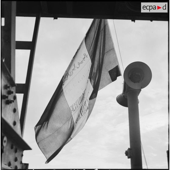 Le renflouage d'un dock flottant par la Marine nationale à l'entrée du canal de Suez.