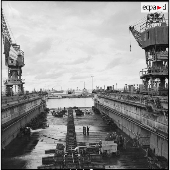 Le renflouage d'un dock flottant par la Marine nationale à l'entrée du canal de Suez.