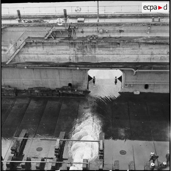 Le renflouage d'un dock flottant par la Marine nationale à l'entrée du canal de Suez.