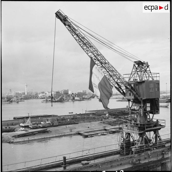 Le renflouage d'un dock flottant par la Marine nationale à l'entrée du canal de Suez.