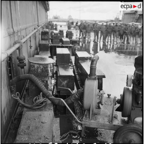 Le renflouage d'un dock flottant par la Marine nationale à l'entrée du canal de Suez.