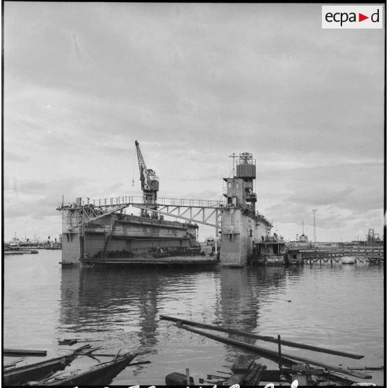 Un dock flottant renfloué par la Marine nationale à l'entrée du canal de Suez.