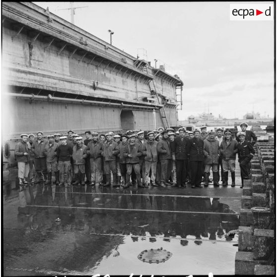 Un dock flottant renfloué par la Marine nationale à l'entrée du canal de Suez.