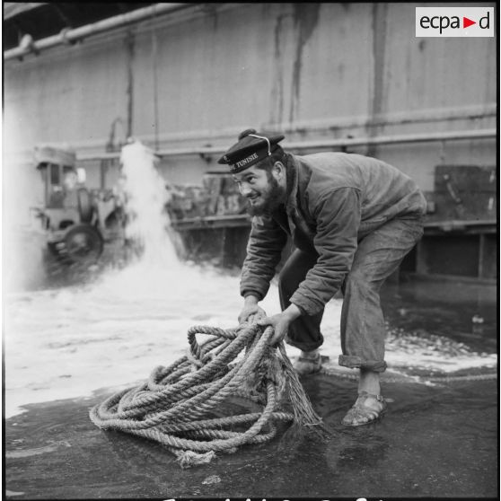 Le quartier-maître Weiss lors du renflouage d'un dock flottant à l'entrée du canal de Suez.