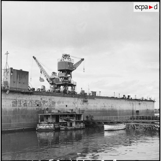 Un dock flottant renfloué par la Marine nationale à l'entrée du canal de Suez.
