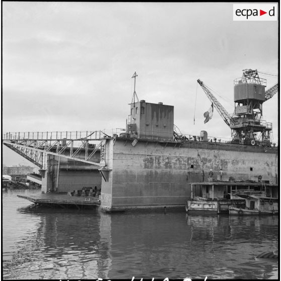 Un dock flottant renfloué par la Marine nationale à l'entrée du canal de Suez.