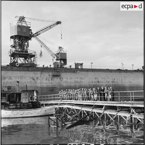 Un dock flottant renfloué par la Marine nationale à l'entrée du canal de Suez.