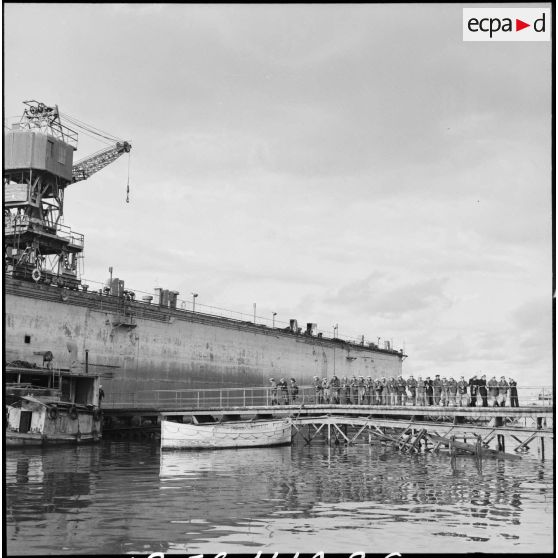 Un dock flottant renfloué par la Marine nationale à l'entrée du canal de Suez.