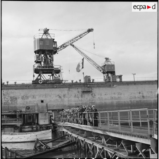 Un dock flottant renfloué par la Marine nationale à l'entrée du canal de Suez.