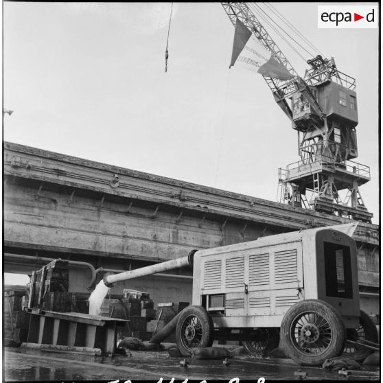 Le renflouage d'un dock flottant par la Marine nationale à l'entrée du canal de Suez.