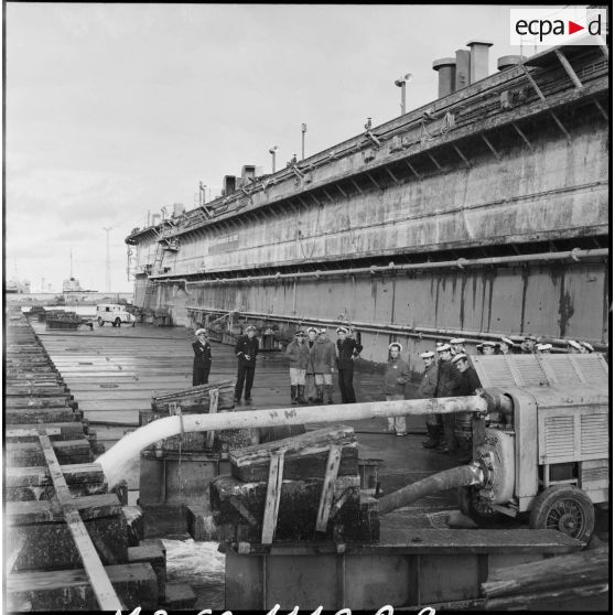 Le renflouage d'un dock flottant par la Marine nationale à l'entrée du canal de Suez.
