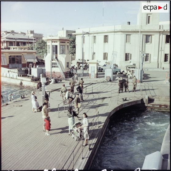 Le quai d'embarquement du ferry assurant la traversée du canal de Suez vers Port-Fouad, à Port-Saïd.