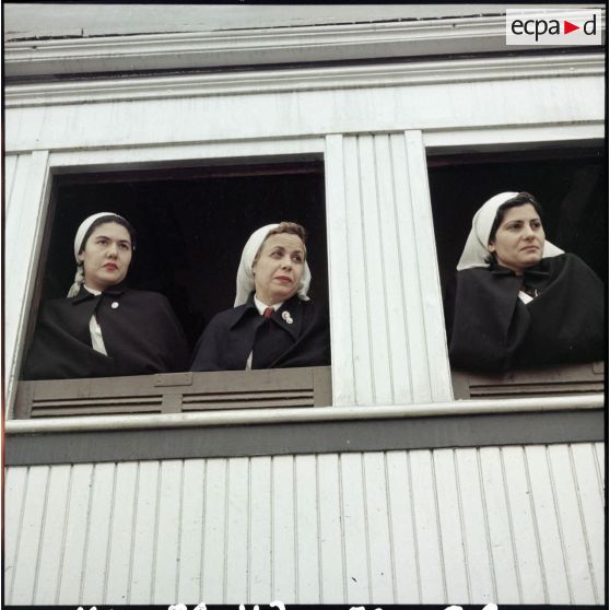 L'arrivée en gare de Port-Saïd des infirmières du Croissant -Rouge égyptien dans un train en provenance du Caire.