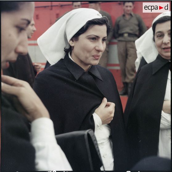 L'arrivée en gare de Port-Saïd des infirmières du Croissant -Rouge égyptien dans un train en provenance du Caire.