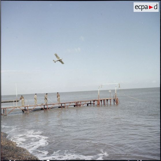 Pêcheurs à la ligne sur un appontement au bord de la mer Méditerranée.