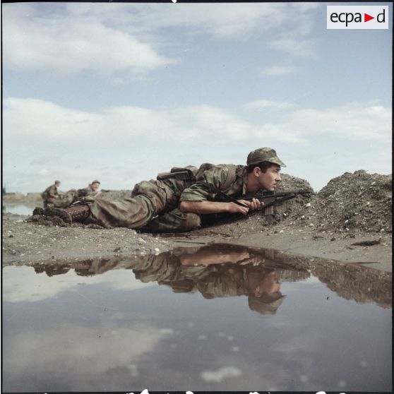 Un parachutiste du 2e RPC (régiment de parachutistes coloniaux) armé d'un pistolet-mitrailleur MAT 49.
